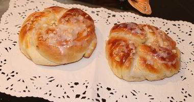 Рецепт Плюшек с яблоком и сгущенкой