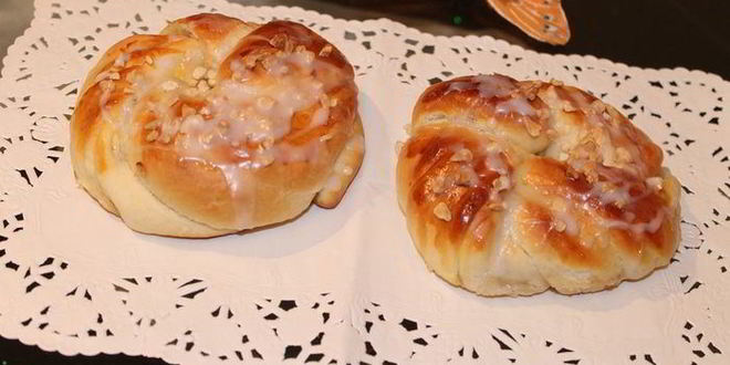 Рецепт Плюшек с яблоком и сгущенкой