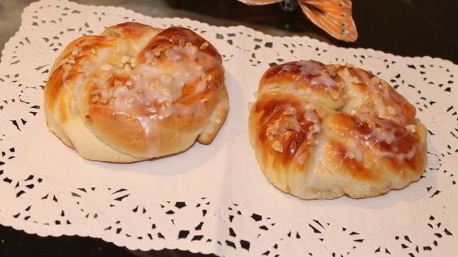 Рецепт плюшек с яблоком и сгущенкой