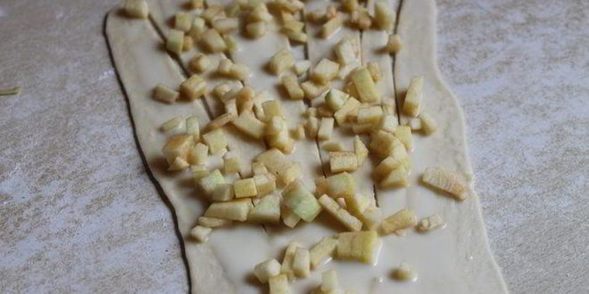 Рецепт плюшек с яблоком и сгущенкой