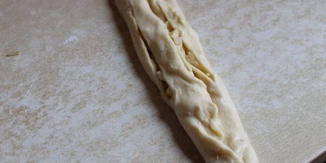 Рецепт плюшек с яблоком и сгущенкой