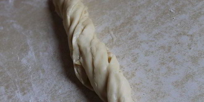 Рецепт плюшек с яблоком и сгущенкой