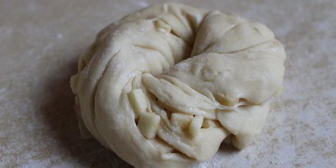 Рецепт плюшек с яблоком и сгущенкой