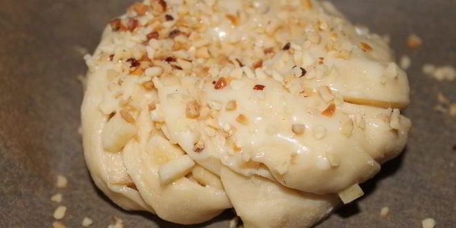 Рецепт плюшек с яблоком и сгущенкой