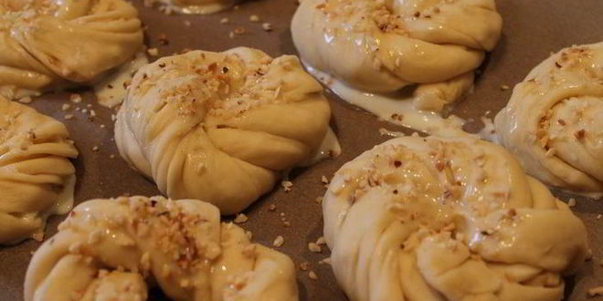 Рецепт плюшек с яблоком и сгущенкой