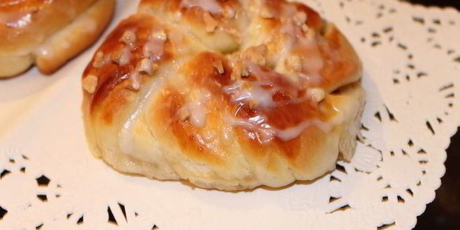 Рецепт плюшек с яблоком и сгущенкой