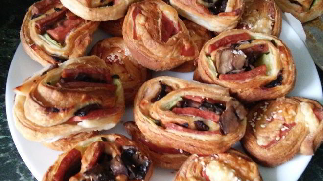 Рецепт слоеных булочек с ветчиной и зеленью