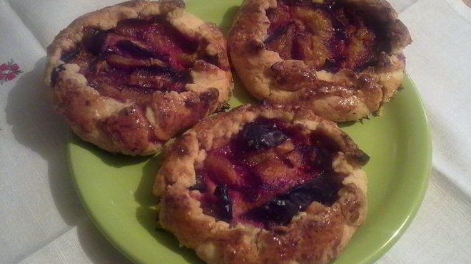 Рецепт ватрушек со сливами