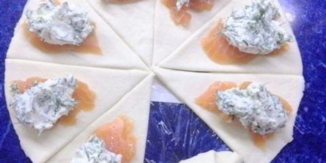 Рецепт закусочных круассанов с красной рыбой