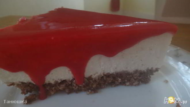 Рецепт чизкейка с миндальной основой и малиновым топпингом