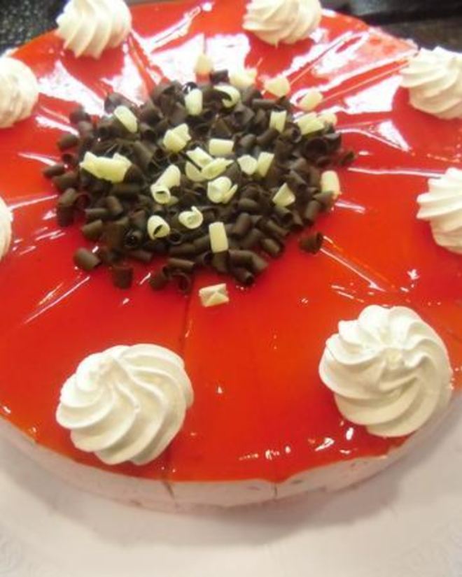 Рецепт чизкейка с миндальной основой и малиновым топпингом