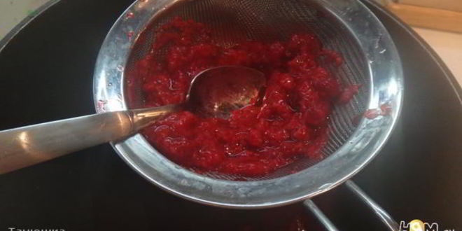 Рецепт чизкейка с миндальной основой и малиновым топпингом