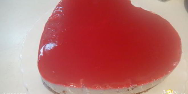 Рецепт чизкейка с миндальной основой и малиновым топпингом