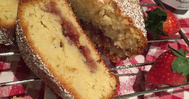 Рецепт Кекса на йогурте с клубничным вареньем