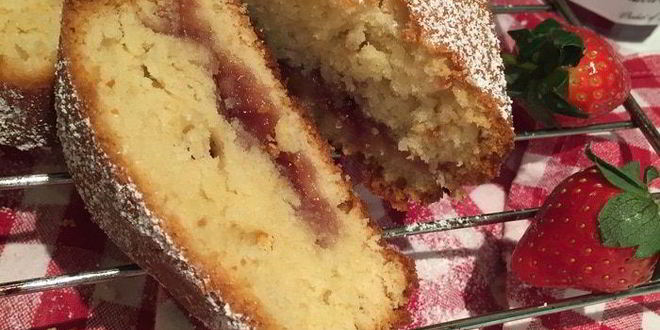 Рецепт Кекса на йогурте с клубничным вареньем