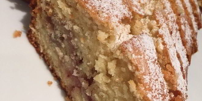Рецепт кекса на йогурте с клубничным вареньем