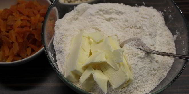 Рецепт кекса с курагой и штрайзелем