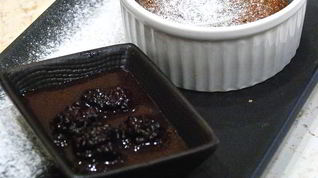 Рецепт Классического фондана с ежевичным соусом