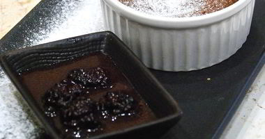 Рецепт Классического фондана с ежевичным соусом