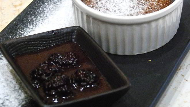 Рецепт классического фондана с ежевичным соусом