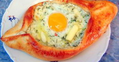 Рецепт Хачапури лодочка по аджарски с яйцом