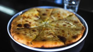 Рецепт Хачапури с запеченным картофелем, жареным луком и грибами