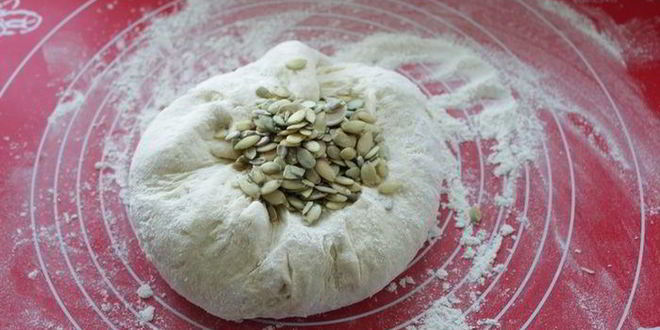 Рецепт картофельного хлеба с тыквенными семечками