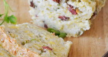 Рецепт Хлеба с копченым беконом и сыром чеддер