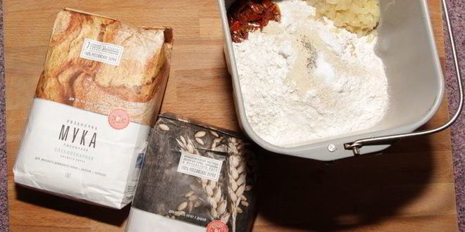 Рецепт хлеба с вялеными томатами и луком