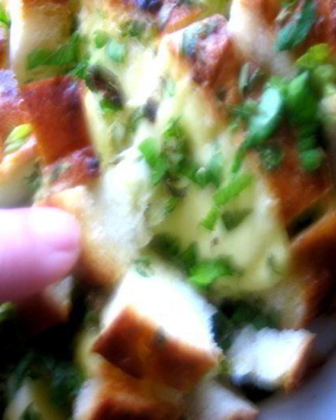 Рецепт сырного хрустящего батона с чесноком