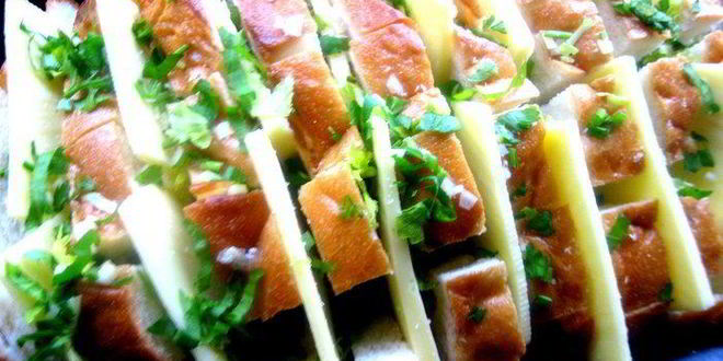 Рецепт сырного хрустящего батона с чесноком