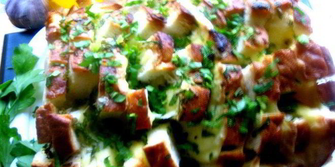 Рецепт сырного хрустящего батона с чесноком