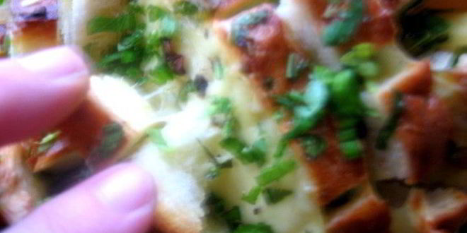 Рецепт сырного хрустящего батона с чесноком