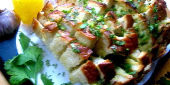 Рецепт сырного хрустящего батона с чесноком