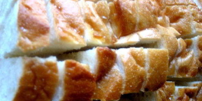 Рецепт сырного хрустящего батона с чесноком