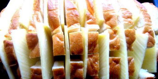 Рецепт сырного хрустящего батона с чесноком