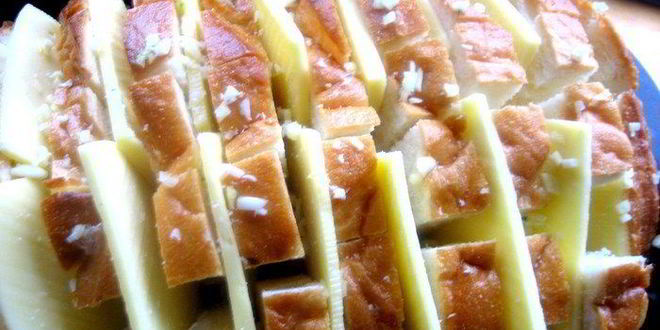 Рецепт сырного хрустящего батона с чесноком