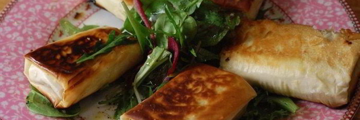 Рецепт Хрустящих конвертиков с фетой, ветчиной и финиками