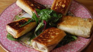 Рецепт Хрустящих конвертиков с фетой, ветчиной и финиками