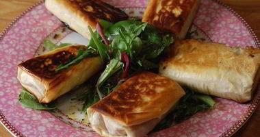 Рецепт Хрустящих конвертиков с фетой, ветчиной и финиками