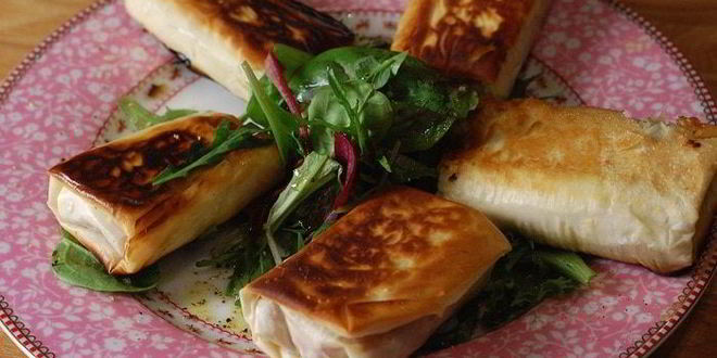 Рецепт Хрустящих конвертиков с фетой, ветчиной и финиками