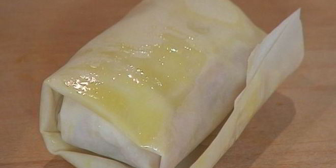 Рецепт хрустящих конвертиков с фетой, ветчиной и финиками