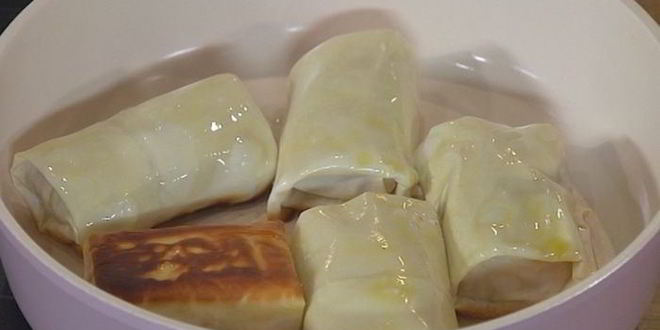 Рецепт хрустящих конвертиков с фетой, ветчиной и финиками