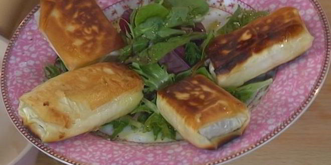 Рецепт хрустящих конвертиков с фетой, ветчиной и финиками