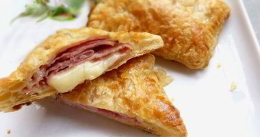 Рецепт Конвертиков из слоеного теста с сыром