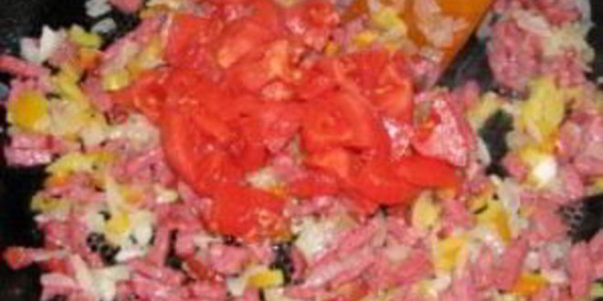 Рецепт лаваша с колбасой и помидорами