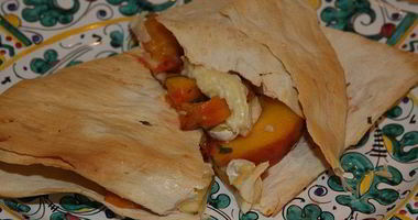 Рецепт Лаваша с сыром, персиками и шнитт-луком