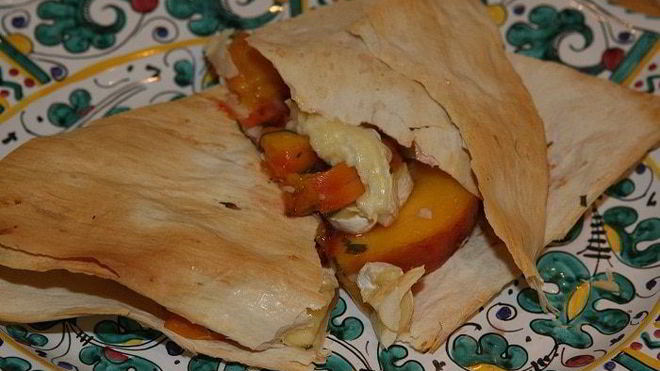 Рецепт лаваша с сыром, персиками и шнитт-луком