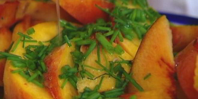 Рецепт лаваша с сыром, персиками и шнитт-луком