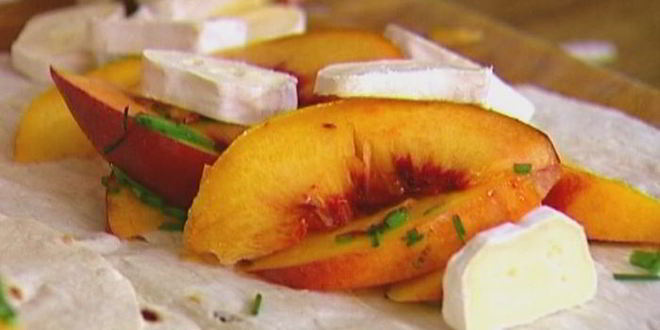 Рецепт лаваша с сыром, персиками и шнитт-луком